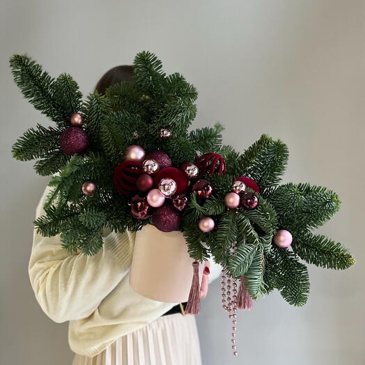 Зимний букет Новогодняя композиция в винном цвете Еловые ветки Нобилис