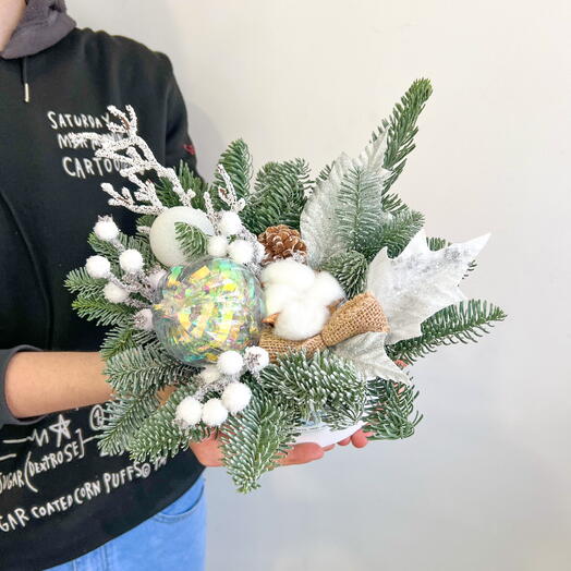 Новогодняя композиция «Снег кружит»