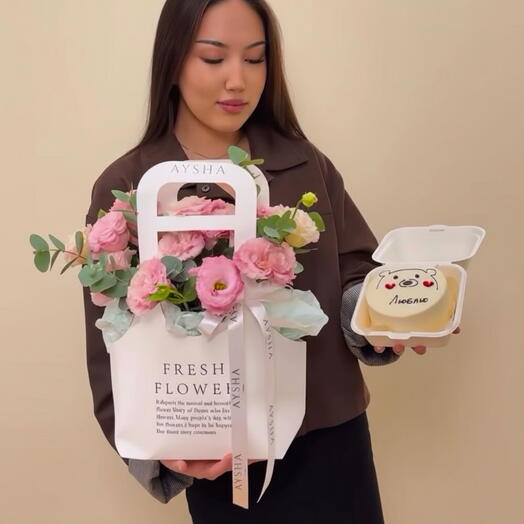 Сумочка из Лизиантусов и бенто тортик