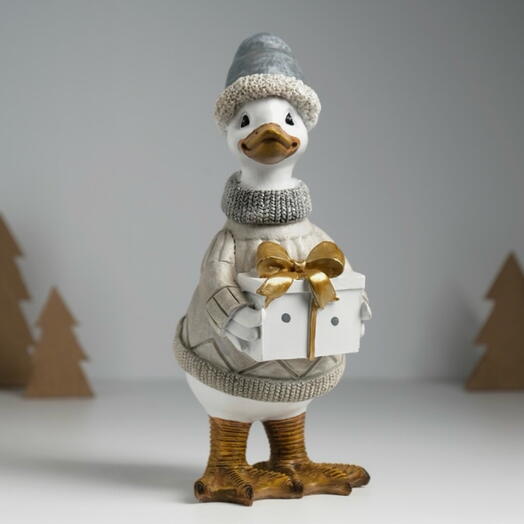 Фигурка Гусь в бежевом свитере, с подарком, 9.5×12×22.5 см 🎁 Сувенир 🎁