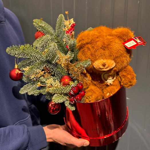 Мишка с елкой в коробке с золотыми вставками