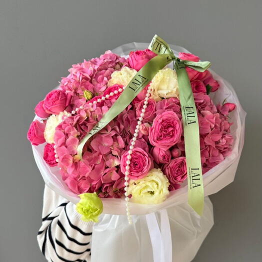 Моно букет с гортензиями и спрей розами