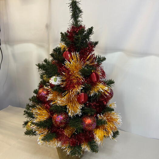 Елка с шарами и мишурой