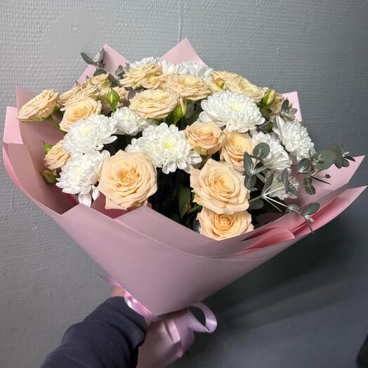 Букет из кремовой кустовой розы , хризантемы и эвкалиптом