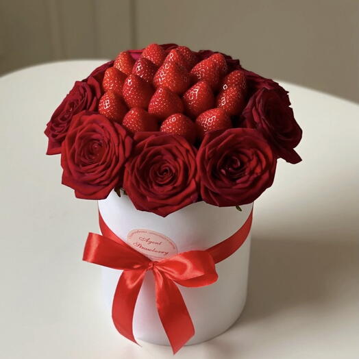 Шляпная коробочка со свежей клубникой и розами 🌹