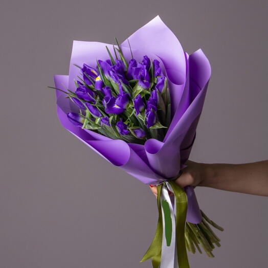 Букет из 15 ирисов