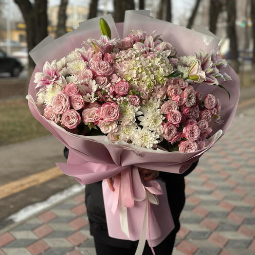 Красивый микс букет с пионовидной лилией