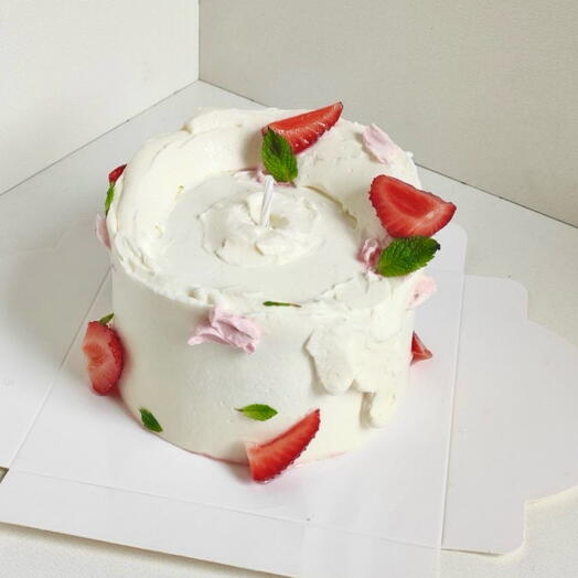 Бенто-торт с кусочками клубники в виде свечи