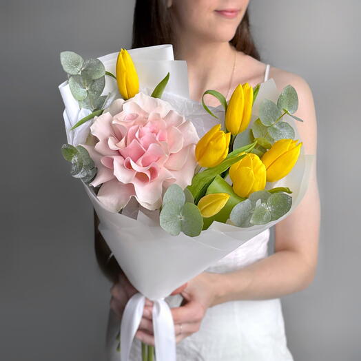 Стильный букет розовая французская роза, желтые тюльпаны и эвкалипт