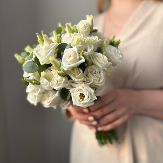 Свадебный букет из белой эустомы с эвкалиптом