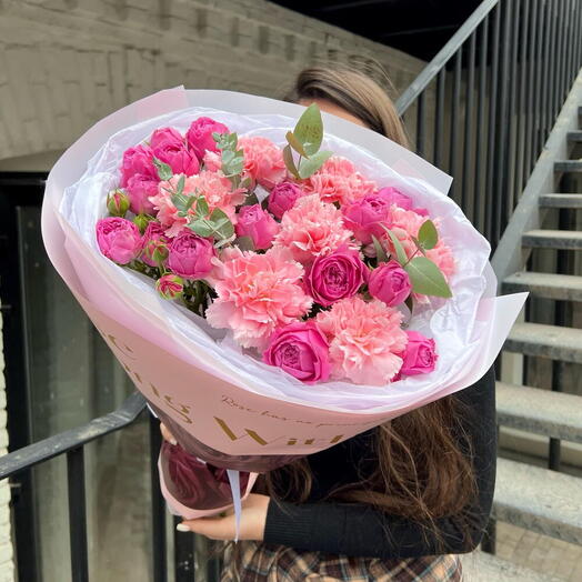 Яркий букет с диантусами и кустовыми розами