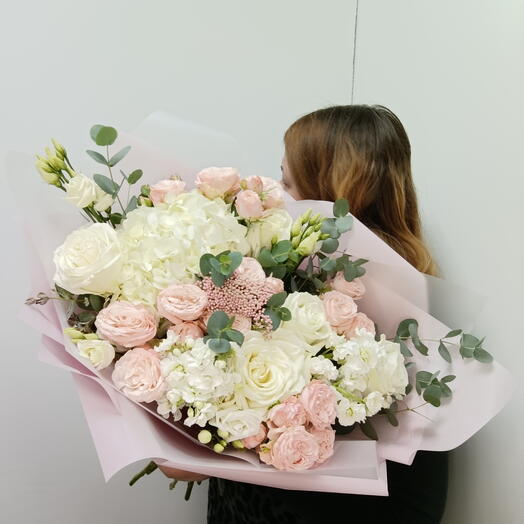Авторский букетик роза, гортензия, роза кустовая, озотамнус, маттиола, эустома, гортензия, эвкалипт