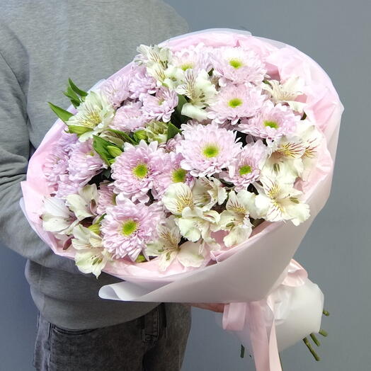 Нежный букет из розовых кустовых хризантем сорта Коммандер Пинк и белых альстромерий