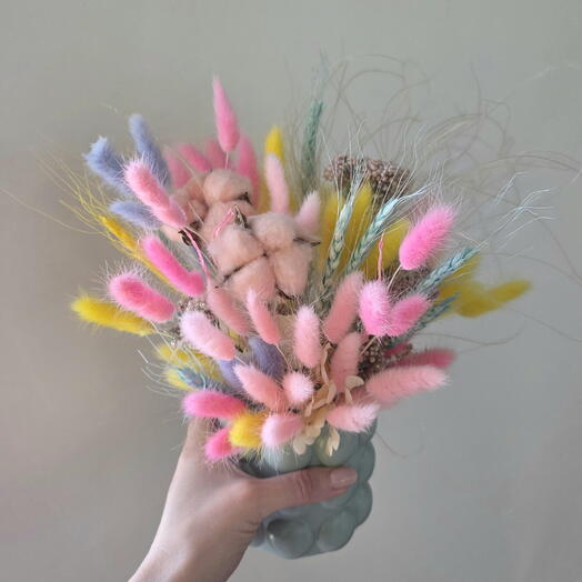 Композиция из стабилизированных цветов и сухоцветов в кашпо "Карамель"