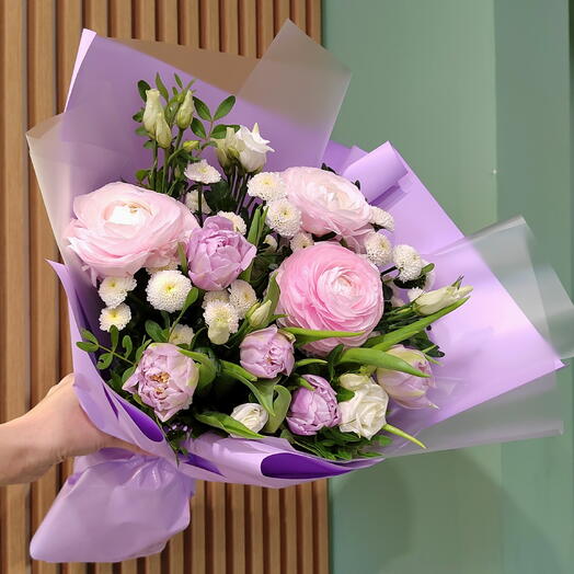 Ранункулюсы, тюльпаны, хризантемы, весенний букет