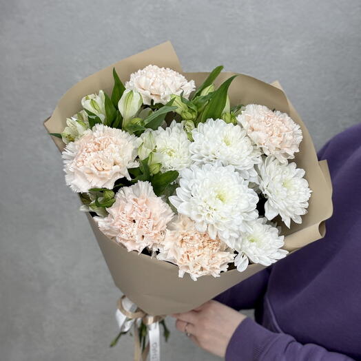 Букет из стойких цветов с альстромериями