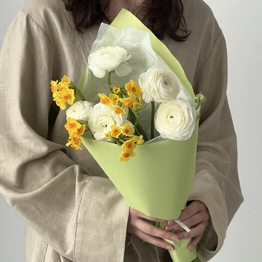 Кулек из нарциссов и белых рунункулюсов 🌼