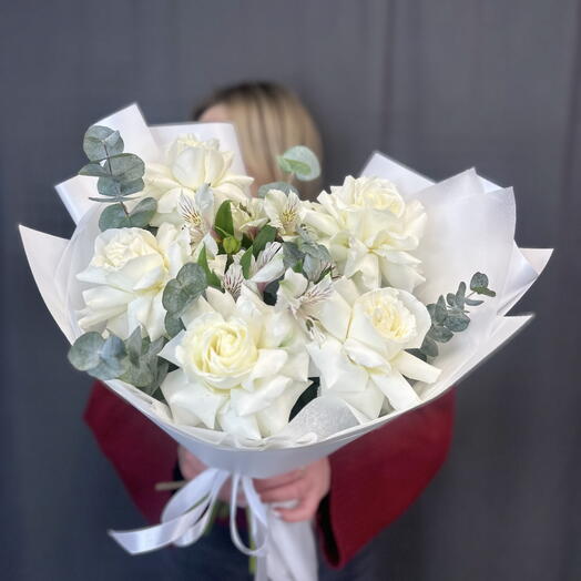 Букет с белыми французскими розами и альстромериями