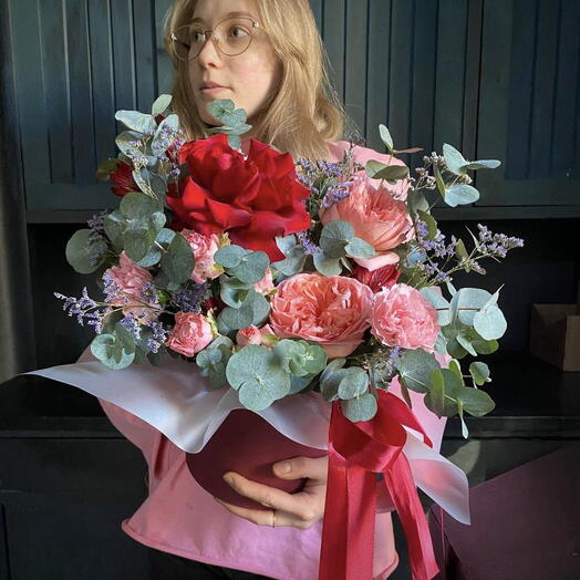 Роскошная композиция в шляпной коробке с красной французской розой и пионовидными садовыми розами