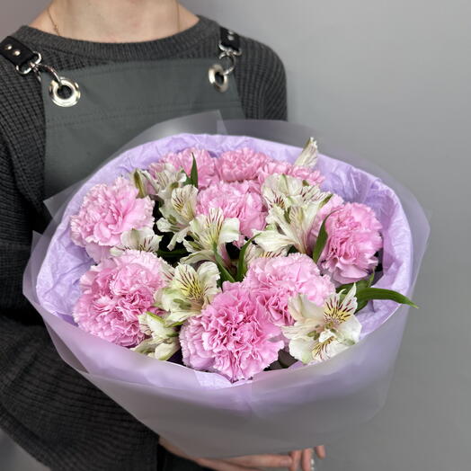 Нежный букет из диантусов и альстромерии