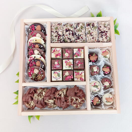 Сладкий набор в деревянном боксе. Подарочный набор. Шоколадный набор