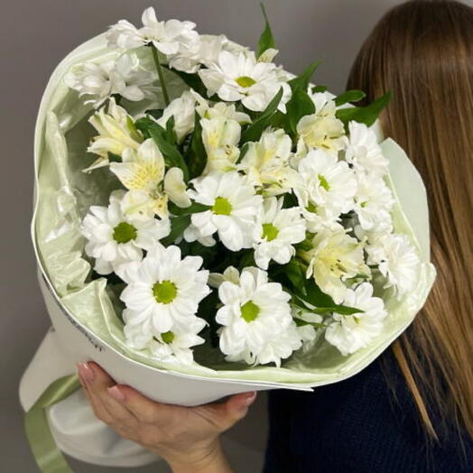 Букет из ромашек с альстромерией