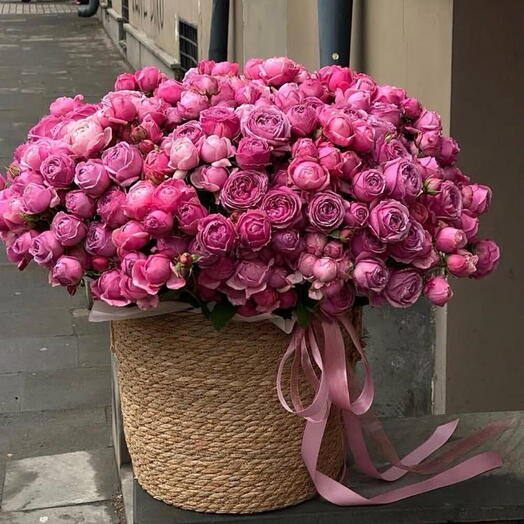 Корзина с цветами Мисти бабллс и Силва Пинк