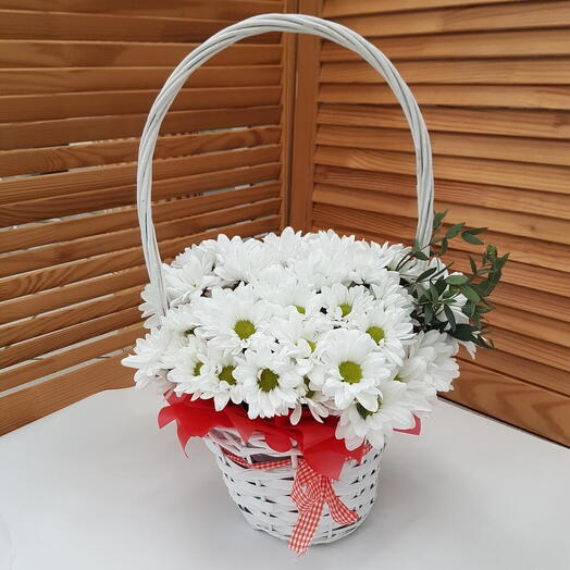 Композиция из белых ромашек и фисташки