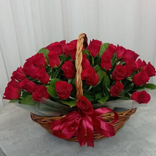 Корзина с 65 розами