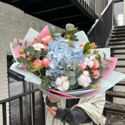 Букет с гортензией, хлопком и кустовой розой