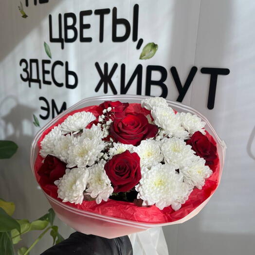 Сборный букет из красных роз и кустовой хризантемы «Алтай»