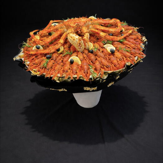 Величественный букет с Камчатским крабом и вареными раками «Император и его свита»