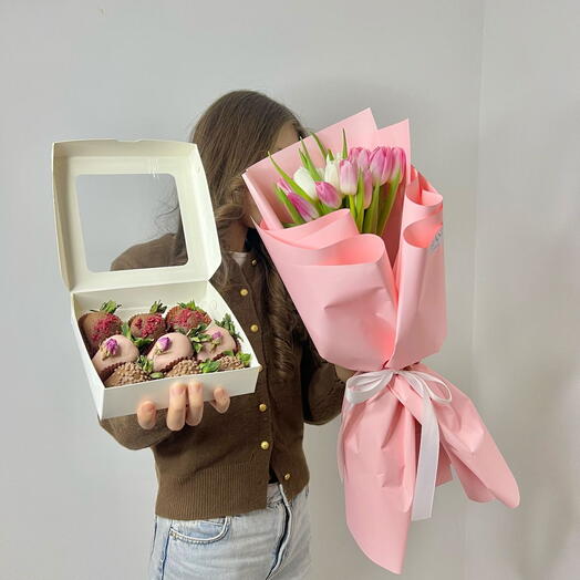 Комбо с тюльпанами и клубникой в шоколаде