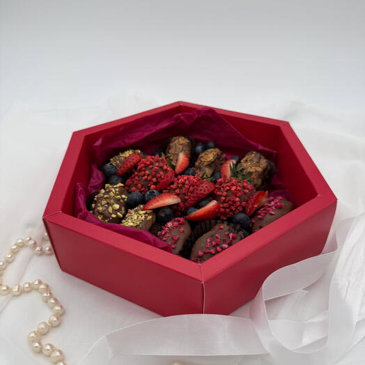 Королевские финики с начинкой и клубникой в шоколаде, 12 шт