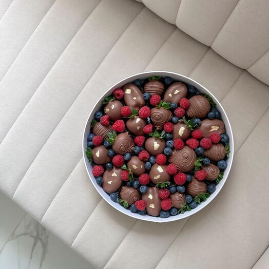 Круглая коробка с клубникой в шоколаде и свежими ягодами