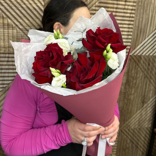 Букет с французскими розами и эустомой