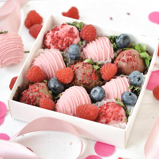 Набор клубники в шоколаде, 9-16 шт с малиной и голубикой, подарок на 8 марта
