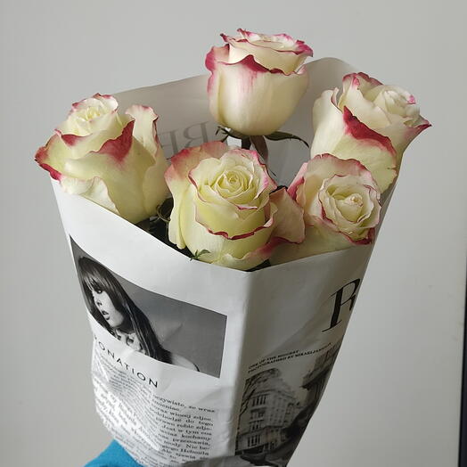 5 бело-розовых роз в упаковке