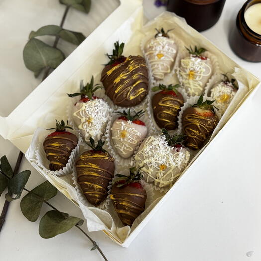 Клубника в молочном и белом шоколаде 12шт