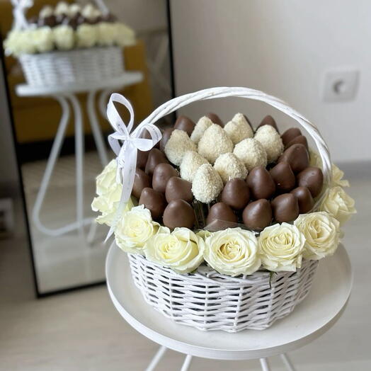 Клубника в корзине с розами