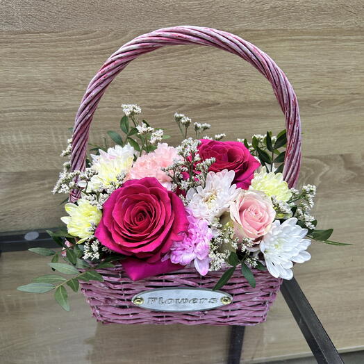 Композиция в розовой корзине
