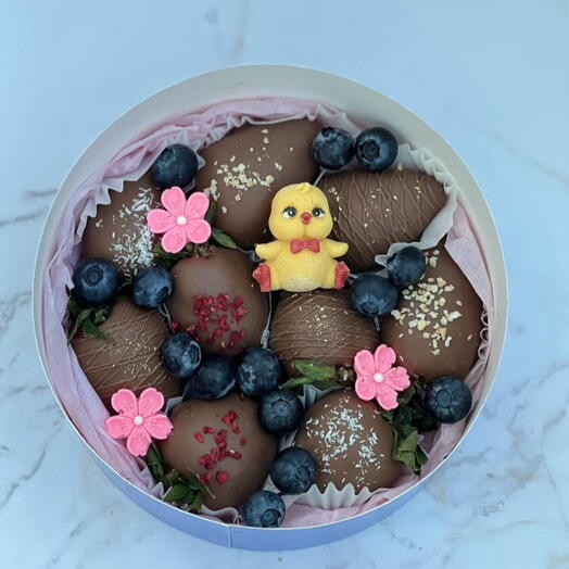 Клубника в молочном шоколаде праздничная розовая