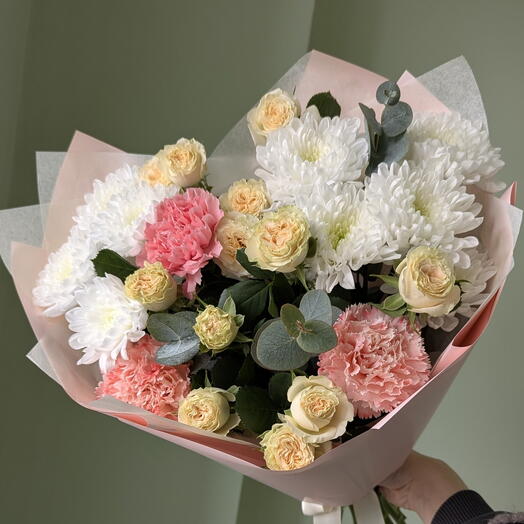 Авторский букет "Летний абрикос" с кустовой розой , хризантемой и диантусами