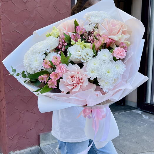 Букет с альстромерией ,французскими розами и эустомой