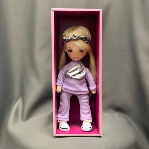 Mia в фиолетовом спортивном костюме