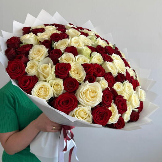 101 Роза микс красные и белые розы 60см