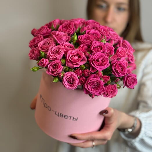 Малиновые кустовые розы в коробочке
