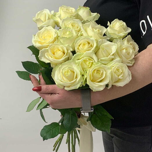 Белые розы 70 см 17 шт