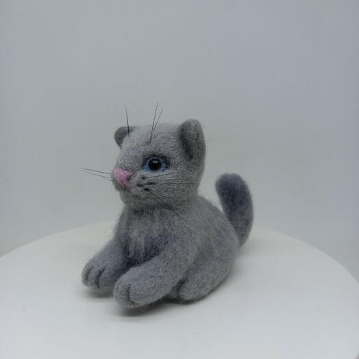 Валяная игрушка из шерсти Котик серый маленький