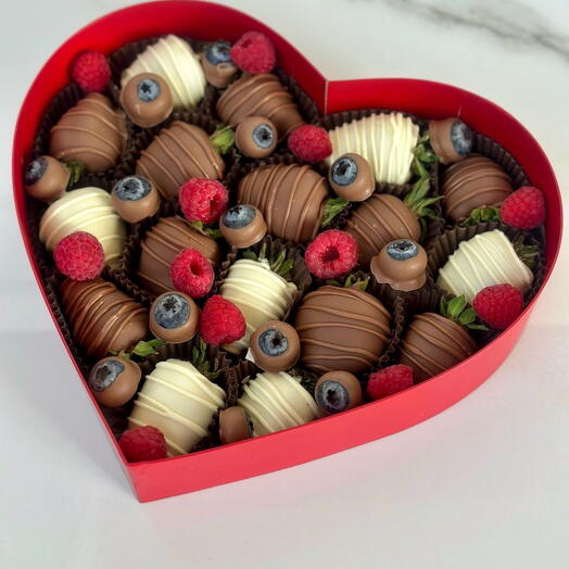 Сердце из клубники в шоколаде 😍